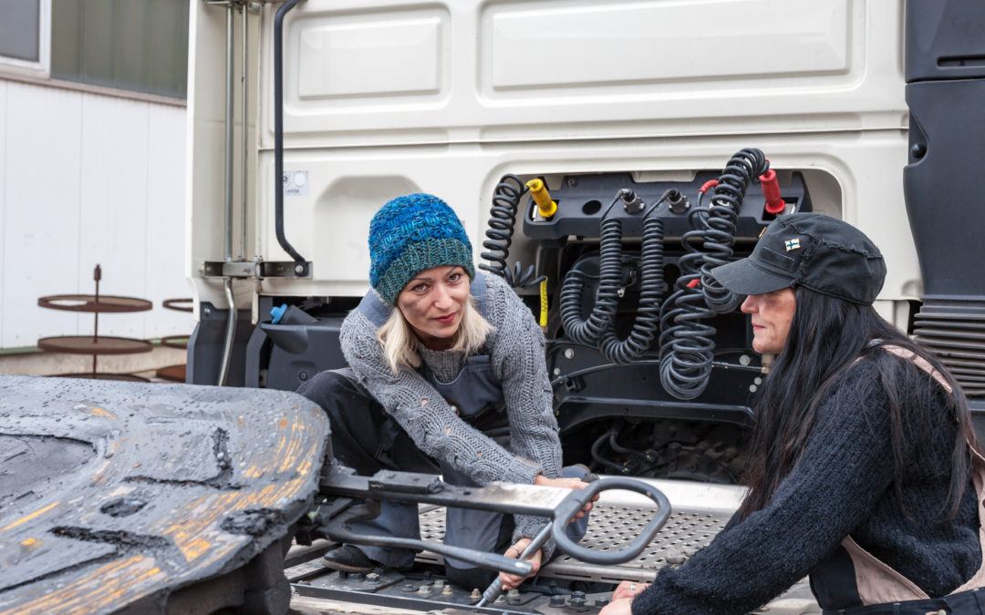 Girls in the Game: Female Truckers Are on the Rise